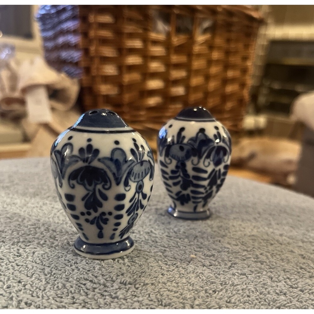 Blue And White Ceramic Painted  Delft Style Small Rounded Salt‎ Pepper Shakers